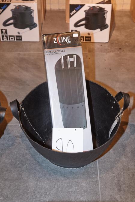 1 piece. minor wear environmentally friendly wood basket of tires (Dacarr, designer MUUBS) and 1. unused fireplace set in black with steel handle.