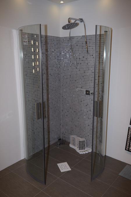 Great corner shower from Basic Stimson, wherein the doors can be switched in when the rear protective not in use. Clear tempered safety glass with polished silver profiles. Ydremål wall profiles: 850 x 850 mm. Ydremål glass: 900 x 900 mm. Height: 1900 mm.