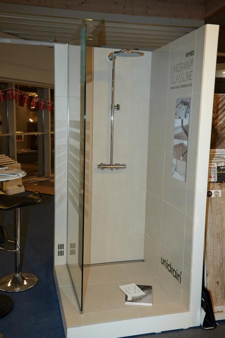 1 piece. shower from Hansgrohe. Side Glass 1 cm thick, B 88.5 cm H 208 cm. Must be removed by the purchaser.
