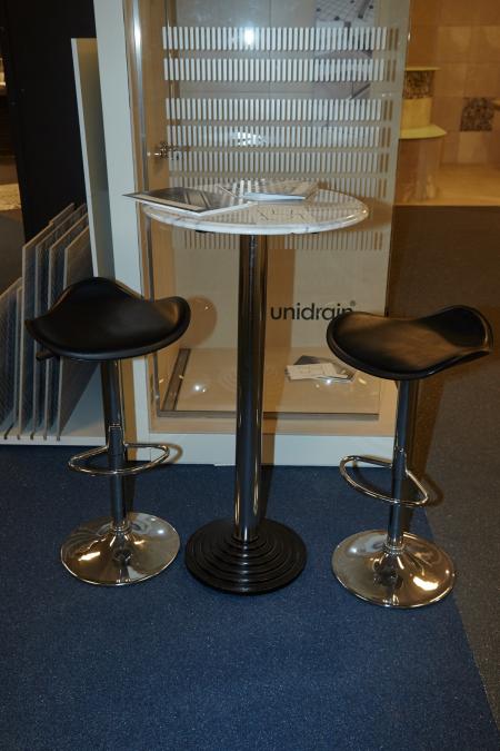 Höhe Tisch mit Marmoroberseite Ø 60 cm x H 114 cm und zwei zusammenpassende Hocker im Schwarzen.