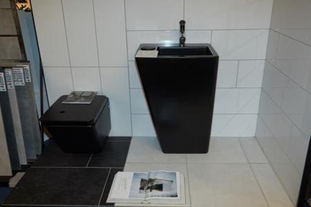 1 Stück. Waschbecken mit Wasserhahn und 1 Stck. WC in mattschwarz, die Marke ILBAGNOALESSI Stadt Laufen.