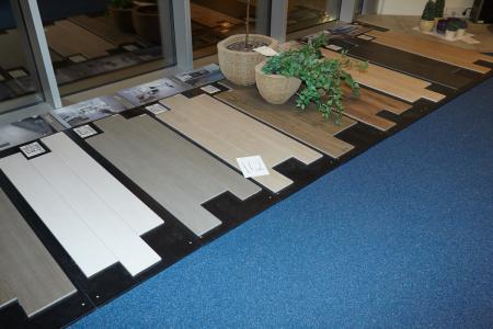 Exhibition Tiles in different sizes and colors. Stand included.