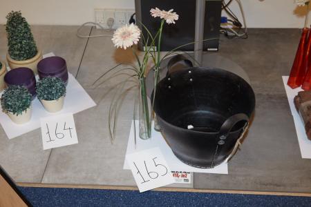 2 stk. kunsige blomster og 1 stk. miljøvenlig brændekurv af bildæk (Dacarr, designer Muubs)