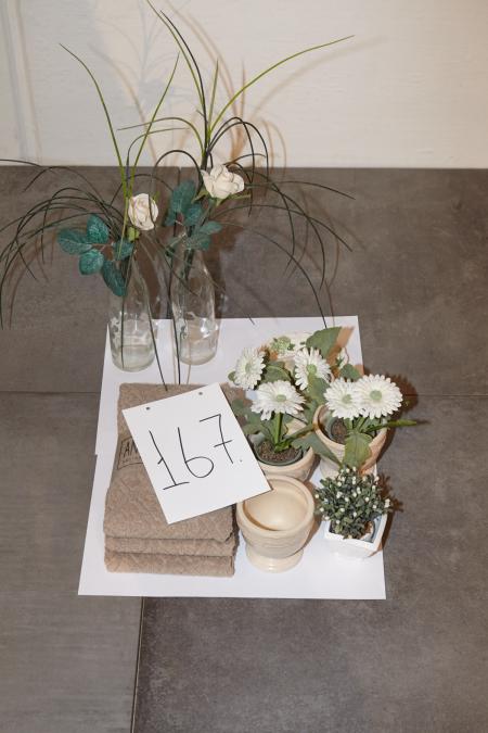 6 stk. kunstige blomster med krukke, 1 stk. sæbeholder og 2 stk. Anna Berg håndklæder.
