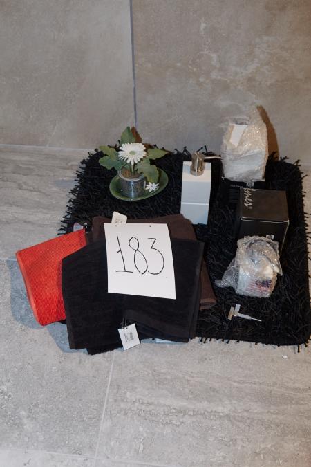 Mette Ditmer, badeværelsesartikler. 2 stk sæbedispencer,  1 stk. vatboks, 4 stk. håndklæder fra Juna, 1 stk. gulvmåtte fra Kleine Wolke og 1 stk. kunstig blomst.