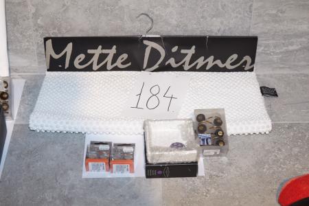 Mette Ditmer, badeværelsesartikler. 1 stk. gulvmåtte, 1 sæt forhængskroge bestående af 12 stk, 1 stk. sæbeskål og  2x2 håndklædekroge fra Smedbo