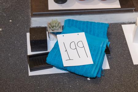 2 stk. håndklæder fra Juna, 1 stk. sæbeskål fra Mette Ditmer, 1 stk. vatboks fra Mette Ditmer og 1 stk. kunstig blomst (lettere beskadiget).