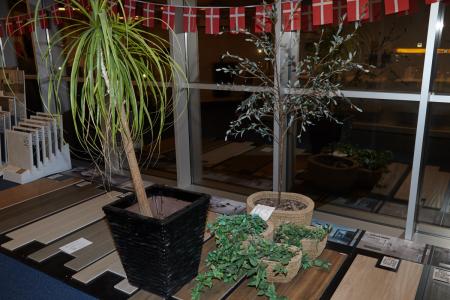 5 pieces. artificial plants with associated pot / plant basket.