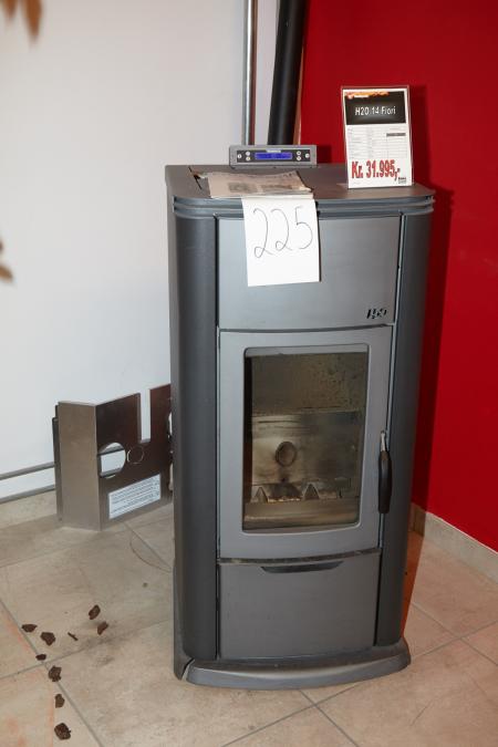 Pellet stove H2O 14 Fiori. Used udstilligspilleovn in black / gray. B: 57.2 cm x H: 122 cm x D: 66.9 cm. Heating Area 150-180 m2. Weight 201 kg. + A heated towel rail, shall be removed by the purchaser.