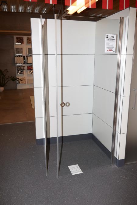  Inr Linc Angel, Niagara shower doors in clear glass. B: 88.5 x H: 200cm goal incl. Lister. Must be removed by the purchaser.