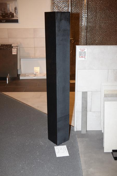 1 Stück. Säule aus schwarzem Granit mit einem Loch in der Mitte. Zwei leere und zwei matte Seiten. 160,3 x 20 x 20 cm.