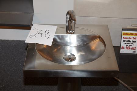 Stålvask med HansGrohe vandhane. 46 x 46 cm.