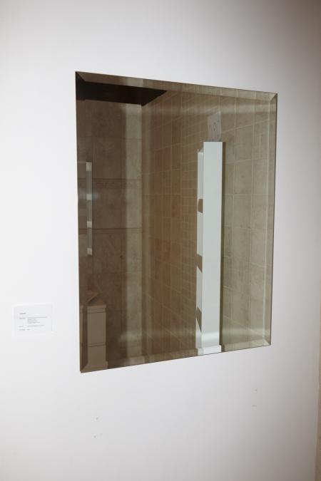 Spiegel mit einer gebrochenen Ecke. 90 x 70 cm.