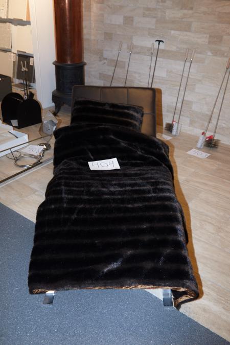 Chaise chair, B: 72 cm, L: ca. 200 cm inclusive. Pillow and blanket in fake fur. Brand unknown.
