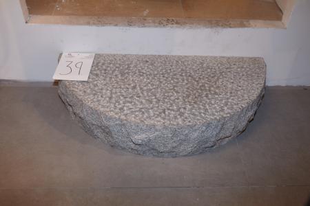 Die Treppe aus Granit. Breite der Wand 96 cm und 49 cm an der tiefsten Stelle.