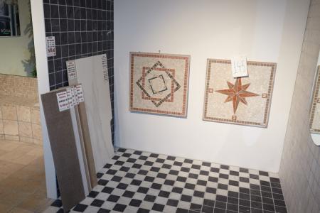 2 stk. mosaik udstillingsfliser samt 8 andre udstillingsfliser i forskellige farver og dimensioner. 