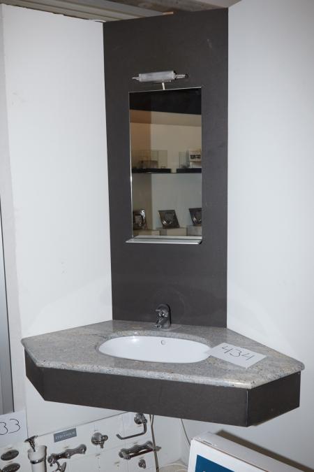 Håndvask med marmorplade. B: ca. 121 cm (hjørne til hjørne) T: ca. 18 cm inkl. Spejl med lys B: 34 cm, H: 68 cm. Skal afmonteres af køber.