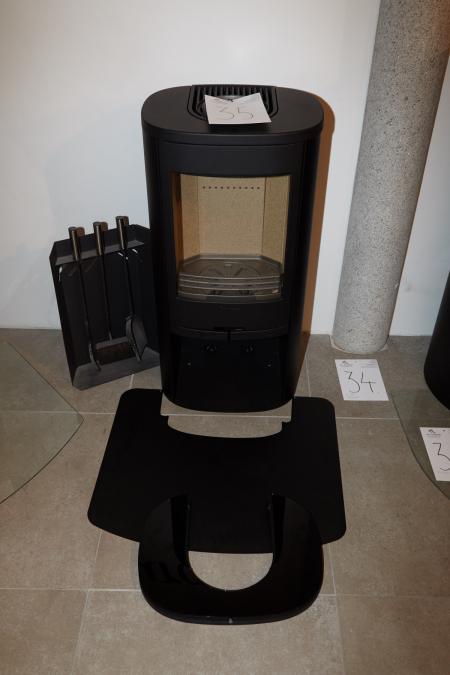 Wood stove, Contura 810. Unused stove in black with matching top plates, used brændovnssæt and floor plate. H: 115 cm x W: 46cm x D: 37.5 cm. Operational area 3-7 kW. Weight 103 kg.