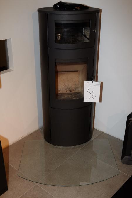 Fireplace, Heta 820 incl. Baking section. Use demo stove in black. H: 132.5 cm x W 54.8 cm x D: 44cm. Operational area 2-8 kW. With fire tools inside and floor plate.