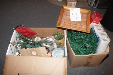 Zwei Kisten mit Enthält künstliche Gänseblümchen, Weihnachtsschmuck mm.