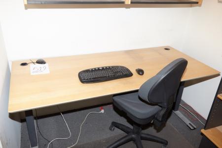 1 Stück. Verbrauchte Schreibtisch mit Bürostuhl, Büro-Pad, Maus und Tastatur. 180 cm breit und 80 cm tief.