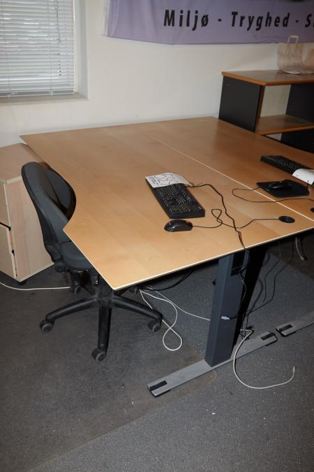 1 stk. brugt skrivebord fra Dencon med kontorstol, kontormåtte, mus og tastatur. 180 cm bred og 80/100 dyb.