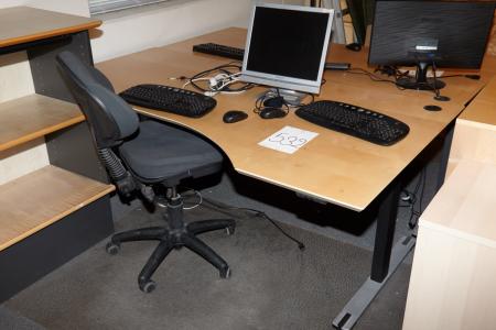 1 stk. brugt hæve/sænkebord fra Dencon med kontorstol, kontormåtte, mus og tastatur og en skærm. 180 cm bred og 80/100 dyb.