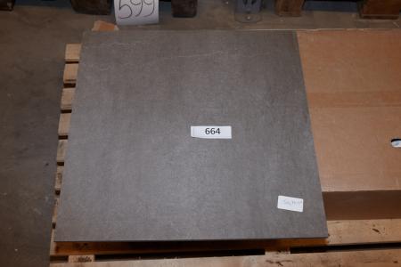 Gulv fliser. In/out and reverse in army, str. 60x60 cm. Ca. 50,76 kvm. Samme slags i str. 30x60 cm. Ca. 10 kvm. + ca. 18 stk. sokkel fliser/kanter.