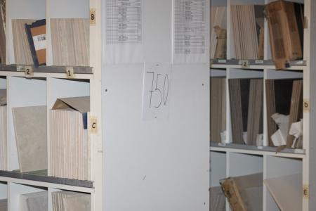 3 Fachböden / Bücherschränke mit Holzrückständen. Regale / Regale müssen vom Käufer abgebaut werden, wenn Sie diese einschließen möchten.