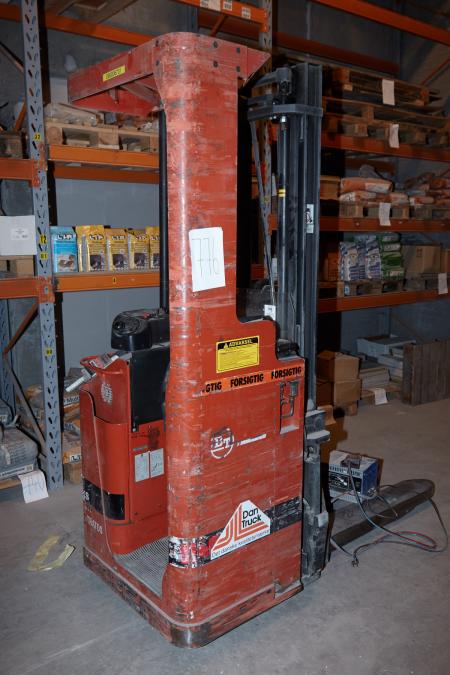 BT High Lifter type SPS 1.35 / 3 with 5400mm in lift capacity 1350kg. Weight with batteries approximately 1800kg. Inspection 5/16. Works perfectly. And with good battery capacity. Note !! may only be picked up at last udleveringsdag and late in the day.