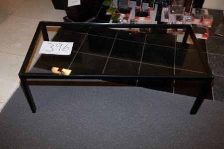 Glasbord fra Hurup Møbelfabrik. Har været opbevaret op et lager og har derfor påtaget sig nogle ridser. H: 40 cm x B: 120 cm x D: 60 cm.