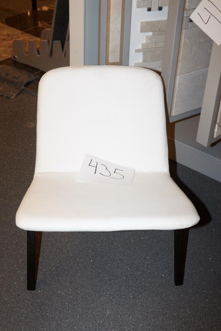 1 Stück. Stuhl von Hurup Möbel aus leichtem Leder.