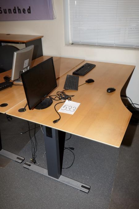 Skrivebord med skuffemodul, kontorstol, mus, skærm og to tastaturer.