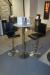 Højbord med marmorplade Ø:60 cm x H 112 cm og to tilhørende barstole i sort.