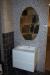Aspen Keilschrank in weiß mit zwei Schubladen mit gefrästen Griffen und Soft-Close-Funktion. Kilen Spüle mit Mixer. 52,5 x 61 x 51 cm. Spiegel 100 x 60 cm.
