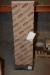 1 Stück. Aspen großer Schrank in weiß mit Tür mit gefrästen Griff in der Tür, Soft-Close-Funktion, zwei Schubladen mit Soft-Close-Funktion. 165 x 45 x 28 cm, kleine Schäden an der Hinterkante unten (Archivfoto aus Kat. 223)