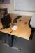 Schreibtisch mit Schubladenmodul, Stuhl, Maus, Monitor und zwei Tastaturen.