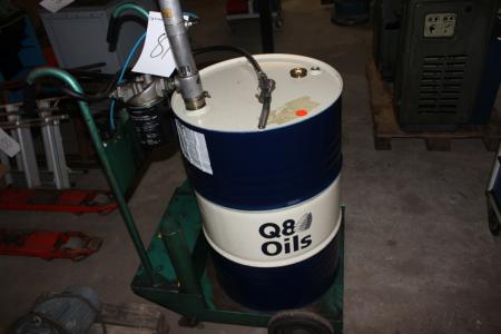Barrel trolley with barrel and oil pump with filter