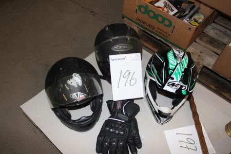 3 PC-Helme und Handschuhe