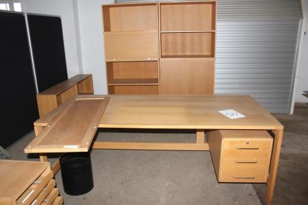 Schreibtisch mit Schubladen + Schränke und Regale