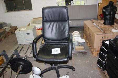 Sort kontorstol med armlæn 