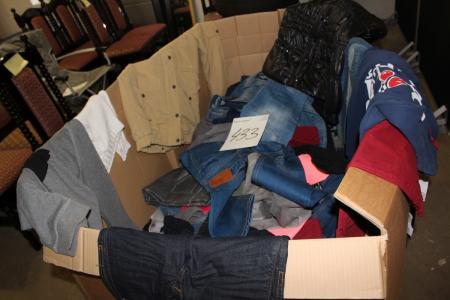 Box with approximately 300 pieces children's / young clothes, buksser, blouses t-shirts and more NEW