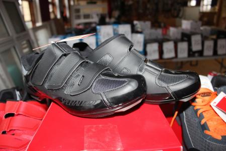 4 pare cycling shoes size 44