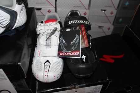 2 pairs of cycling shoes str. 39 + 40