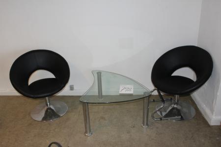 Glastisch mit zwei schwarzen Stühlen