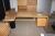 Schreibtisch mit Schubladen + Schränke und Regale