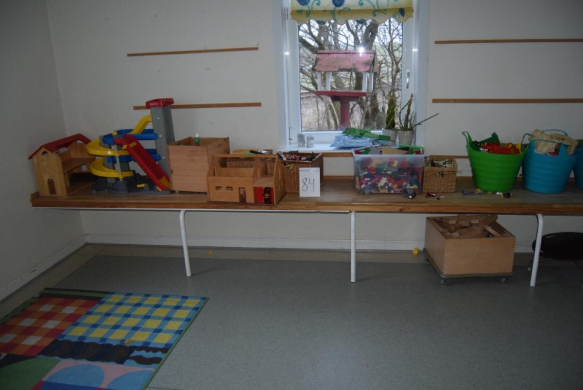 Alt rum, minus faste installationer, bord, runde stole, bord på væg, kasser med legetøj, lego, gulvtæppe Nedtages af køber KJ Auktion - Maskinauktioner
