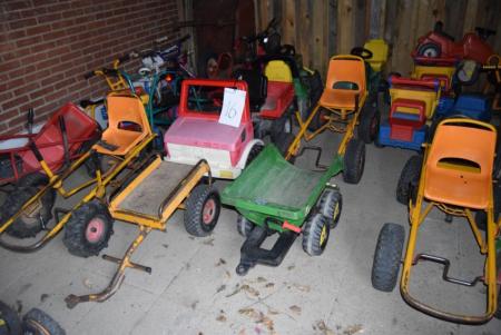 Diverse traktorer, vogne, mooncar, cykler m.m.