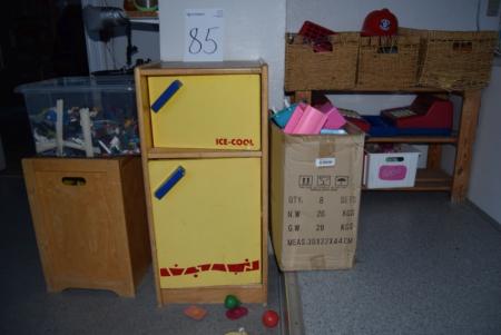 Børnekøkken, kasser m. legetøj, bord med runde stole + kort