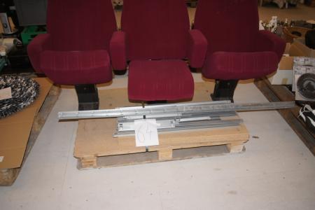 3 stk. sammensatte biograf sæder i bordeaux/vinrødt stof. Sæderne trænger til rens. L=ca. 171 cm. H=ca. 93 cm. D= ca. 62 cm. Når sæderne er slået ned.